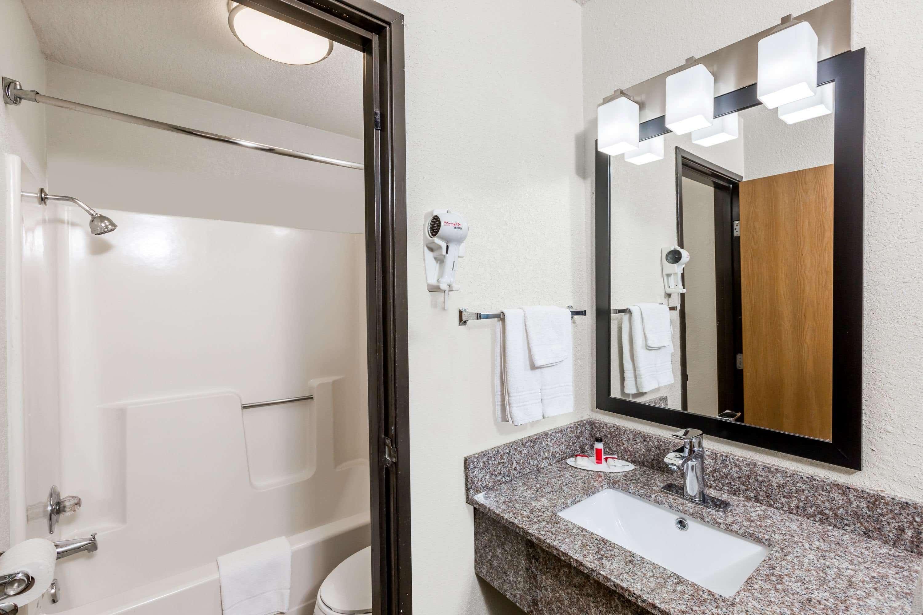 Super 8 By Wyndham Urbandale/Des Moines Area Motel Ngoại thất bức ảnh